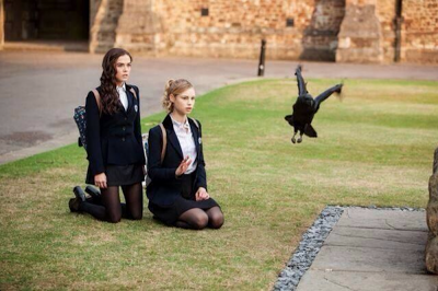 Rose y Lissa en el césped... con un cuervo