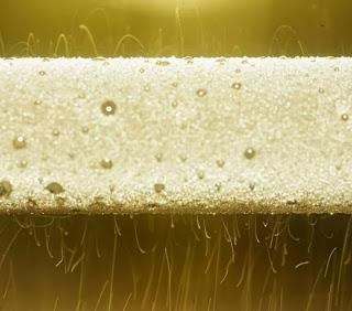 Formación de gotas de agua con carga eléctrica sobre superficies