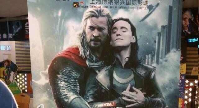 Thor y Loki comparten un abrazo en el póster chino de 'Thor: El Mundo Oscuro'