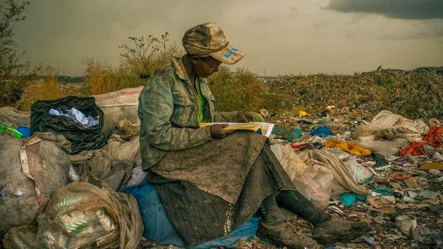 Mujer leyendo en el vertedero de Dandora, Nairobi