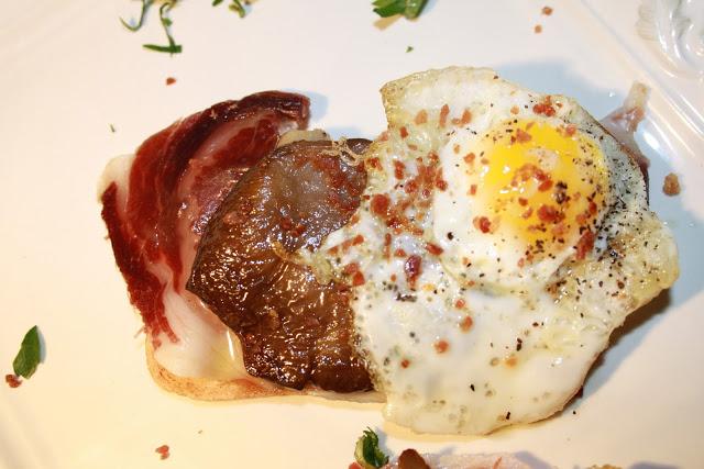 TOSTA DE JAMÓN IBÉRICO, SETA Y HUEVO DE CODORNÍZ