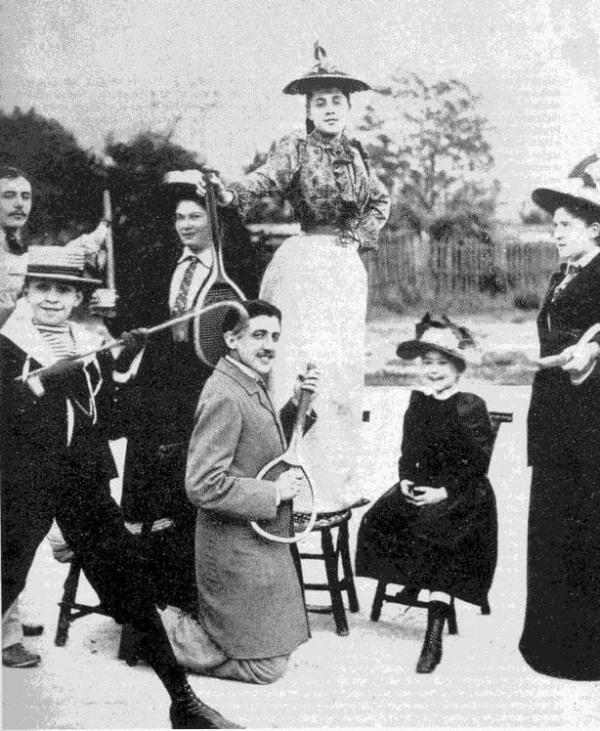 El joven Proust fotografiado junto a unos amigos en París