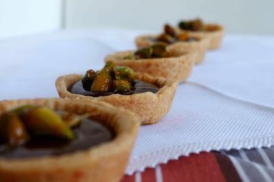 Tartaleta rellena de crema de chocolate con pistachos caramelizados