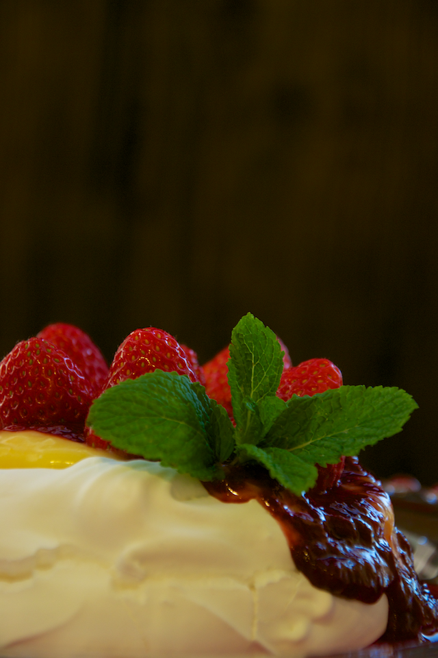 Pavlova con lemon curd y frutos rojos