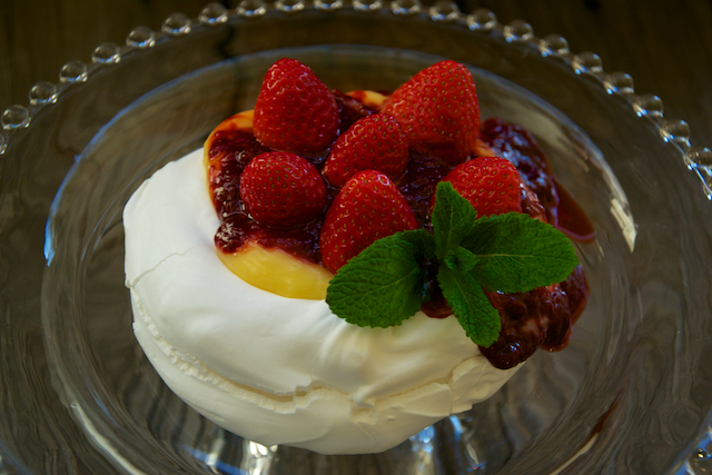 Pavlova con lemon curd y frutos rojos