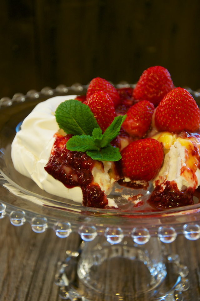 Pavlova con lemon curd y frutos rojos