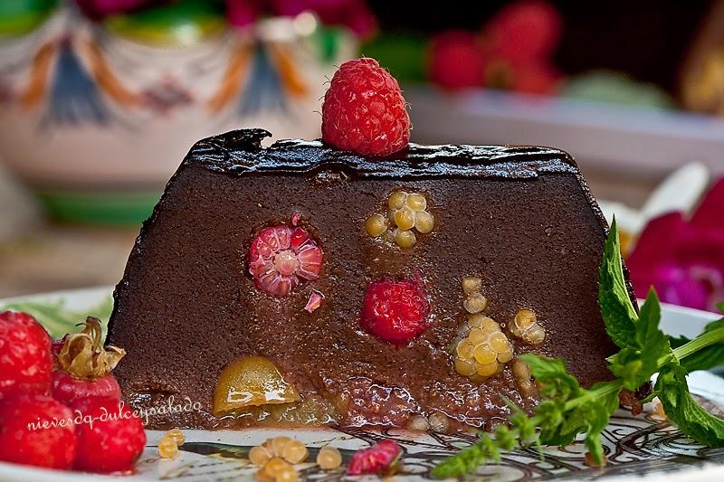 PUDDING DE CHOCOLATE  Y  FRAMBUESAS CON BAÑO DE CHOCOLATE AL RON