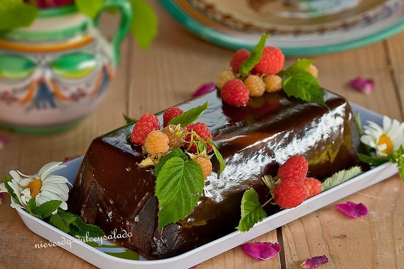 PUDDING DE CHOCOLATE  Y  FRAMBUESAS CON BAÑO DE CHOCOLATE AL RON