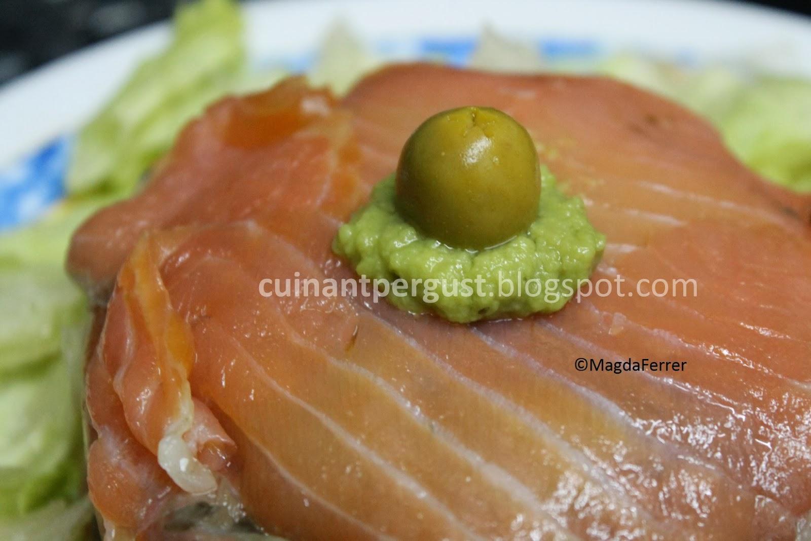 Pastel de salmón ahumado y guacamole