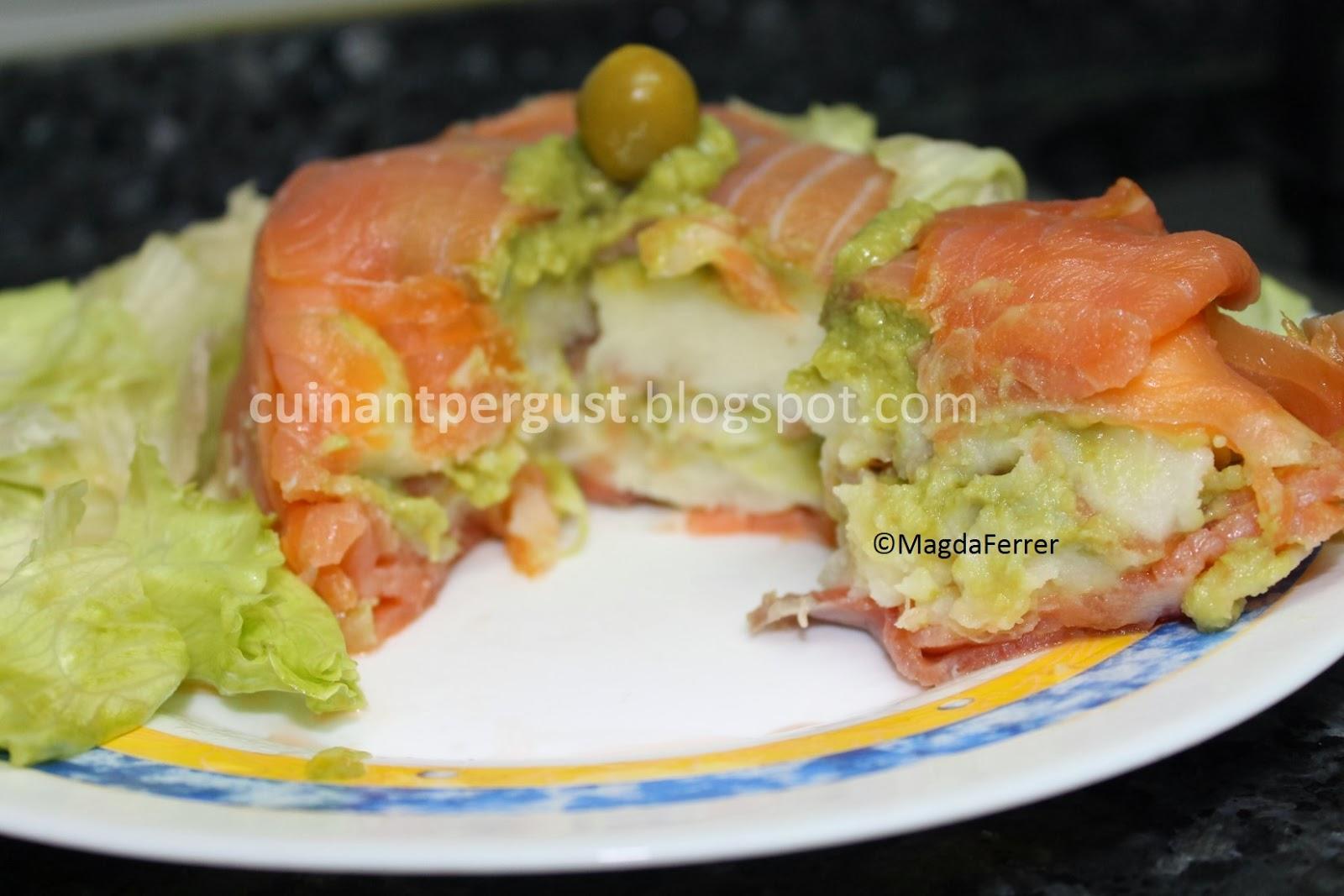 Pastel de salmón ahumado y guacamole