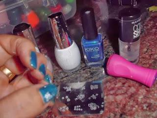 Manicura Celeste estampada.