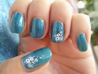 Manicura Celeste estampada.