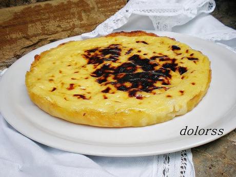 Tarta hojaldrada de pera con crema tostada