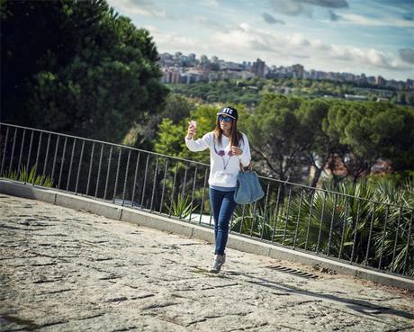 street style barbara crespo white sweatshirt a bicyclette the corner sneakers outfit fashion blogger
