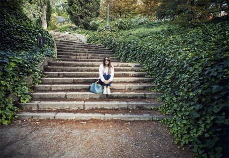 street style barbara crespo white sweatshirt a bicyclette the corner sneakers outfit fashion blogger