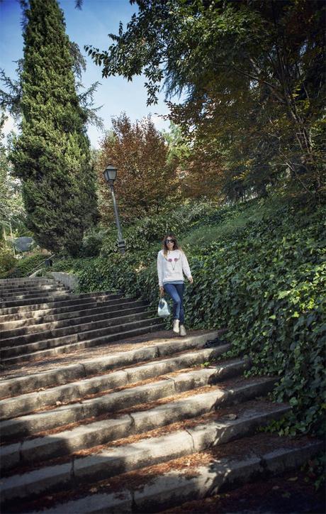 street style barbara crespo white sweatshirt a bicyclette the corner sneakers outfit fashion blogger