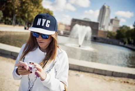 street style barbara crespo white sweatshirt a bicyclette the corner sneakers outfit fashion blogger
