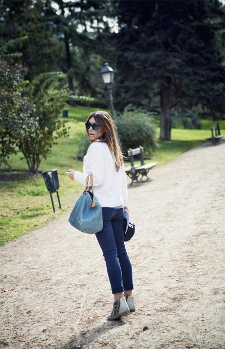 street style barbara crespo white sweatshirt a bicyclette the corner sneakers outfit fashion blogger