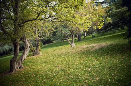 street style barbara crespo white sweatshirt a bicyclette the corner sneakers outfit fashion blogger