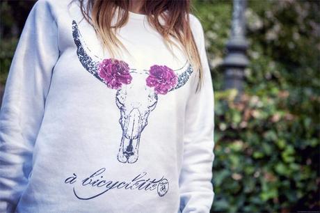 street style barbara crespo white sweatshirt a bicyclette the corner sneakers outfit fashion blogger