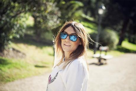 street style barbara crespo white sweatshirt a bicyclette the corner sneakers outfit fashion blogger