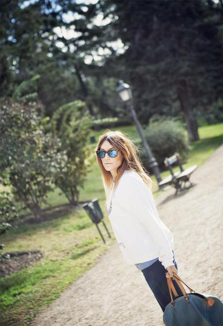 street style barbara crespo white sweatshirt a bicyclette the corner sneakers outfit fashion blogger