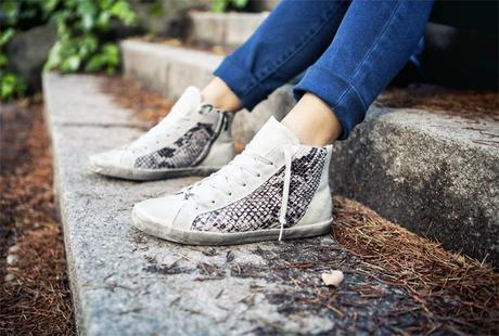 street style barbara crespo white sweatshirt a bicyclette the corner sneakers outfit fashion blogger