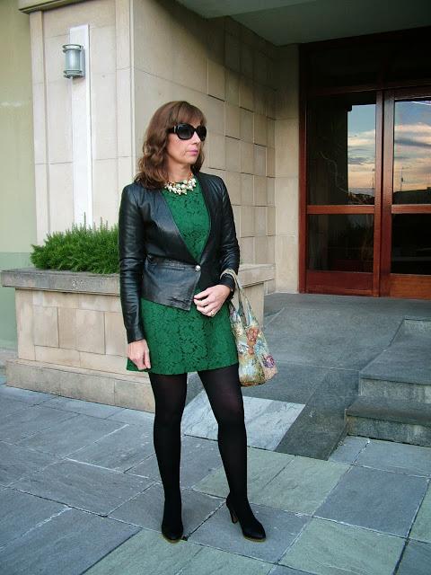 MIS LOOKS - VESTIDO DE ENCAJE VERDE Y CUERO