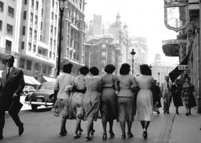 Chicas caminando por la Gran Vía, obra de Catalá Roca