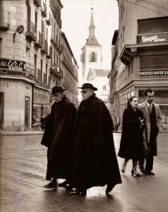 Catalá-Roca, curas caminando junto a San Ginés, Madrid