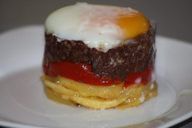 MORCILLA CON HUEVO Y PATATAS EN ARO