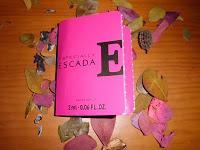 Un montón de muestras de cosmética y perfume.