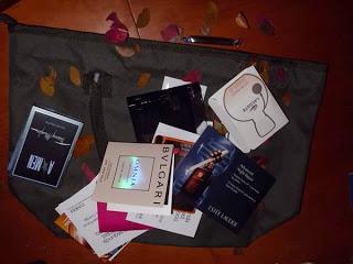 Un montón de muestras de cosmética y perfume.