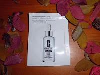 Un montón de muestras de cosmética y perfume.