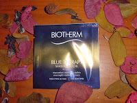 Un montón de muestras de cosmética y perfume.