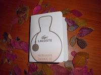 Un montón de muestras de cosmética y perfume.