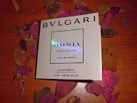 Un montón de muestras de cosmética y perfume.