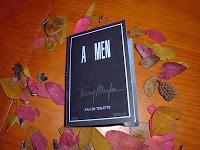 Un montón de muestras de cosmética y perfume.