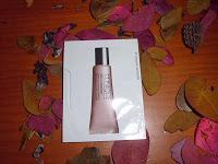 Un montón de muestras de cosmética y perfume.