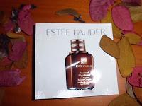 Un montón de muestras de cosmética y perfume.