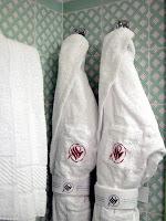 toallas y albornoces de hotel