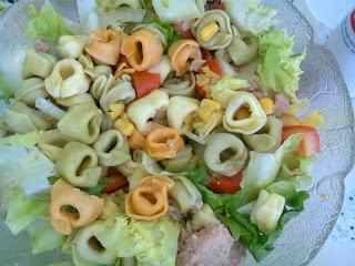 ensalada de pasta, verdura y atún