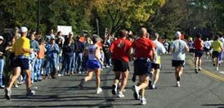 BEBER AGUA EN EXCESO PERJUDICA EL DESEMPEÑO EN UN MARATÓN