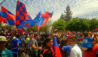 HINCHAS AZULES REALIZARON TRADICIONAL “BANDERAZO” PREVIO AL SUPERCLÁSICO