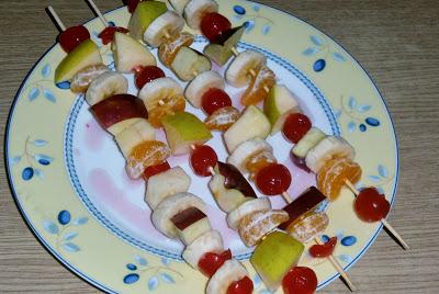 Pinchos de frutas con almíbar denso