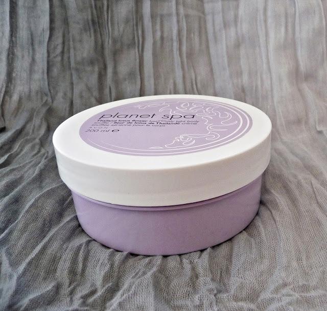 AVON: Champú de aceite de argán de Marruecos, desodorante de flor de loto, espuma de baño de flor de manzano, manteca corporal de flor de Tailandia y bálsamo labial de naranja