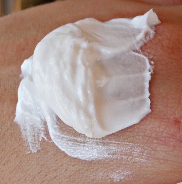 AVON: Champú de aceite de argán de Marruecos, desodorante de flor de loto, espuma de baño de flor de manzano, manteca corporal de flor de Tailandia y bálsamo labial de naranja