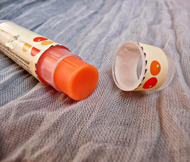 AVON: Champú de aceite de argán de Marruecos, desodorante de flor de loto, espuma de baño de flor de manzano, manteca corporal de flor de Tailandia y bálsamo labial de naranja