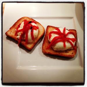 TOSTADAS DE ŒUFS POCHÉS AL QUESO CON PIMIENTO Y JAMÓN SERRANO. IMG_6057