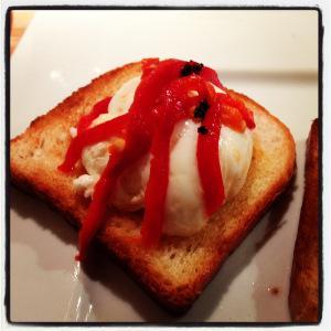 TOSTADAS DE ŒUFS POCHÉS AL QUESO CON PIMIENTO Y JAMÓN SERRANO. IMG_6059